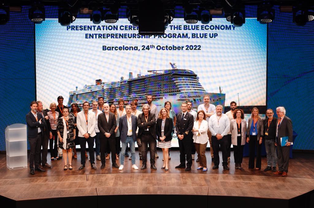 Family photo with the start-ups that will participate in the programme