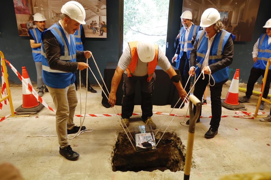 Moment in which the first stone of the new Palo Alto Creative Industries Lab is laid